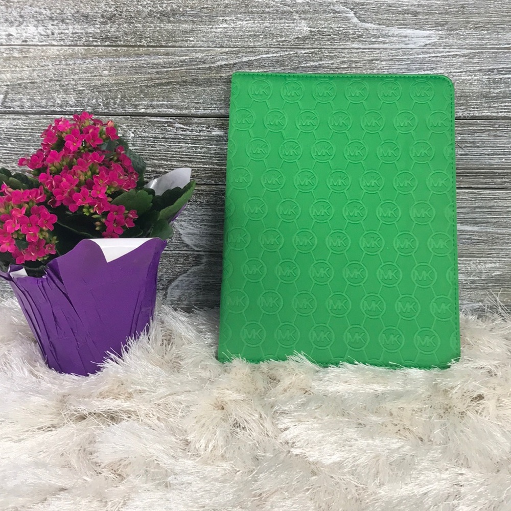 ⭐️ NWT ⭐️ Chic Michael Kors IPad Case